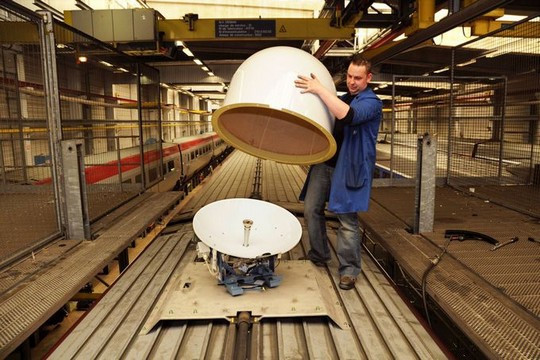 Installation d'une parabole satellite sur un TGV