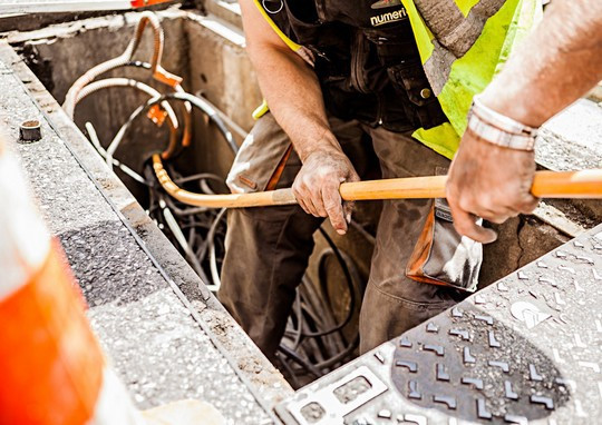 Un technicien Numericable tire de la fibre optique