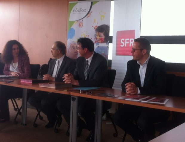 Signature à Rennes de la convention pour le raccordement de la fibre optique entre SFR et le bailleur Neotoa