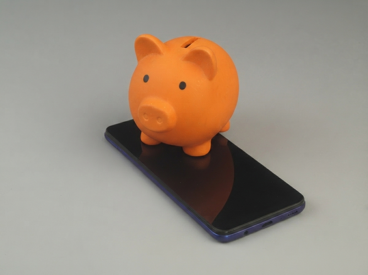 Tirelire cochon orange sur smartphone car forfaits pas chers sur réseau Orange grâce à YouPrice