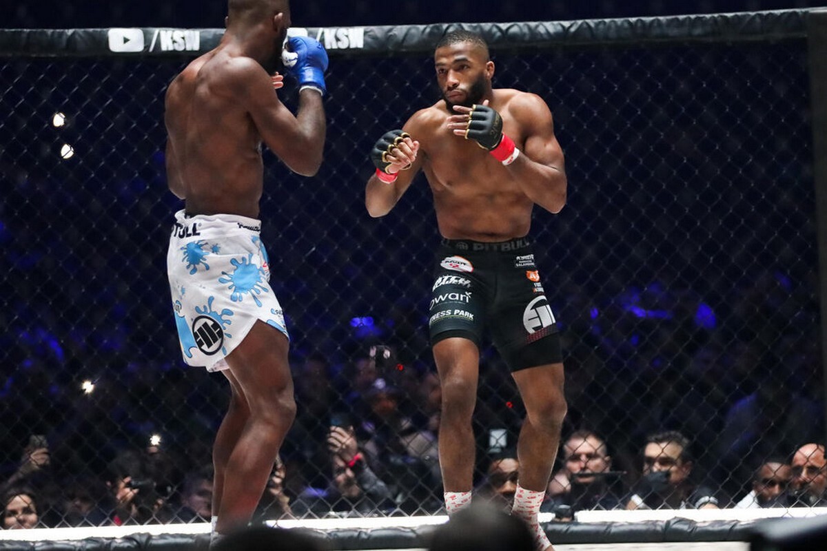 Salahdine Parnasse sur un ring MMA, car UFC 320 en direct et en exclusivité sur RMC Sport