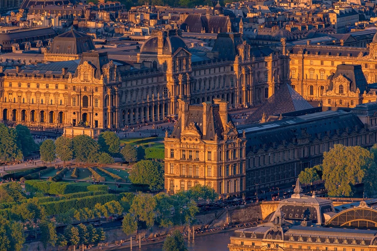 Quelles sont ces deux séries Netflix qui cartonnent depuis le casse du siècle au Louvre