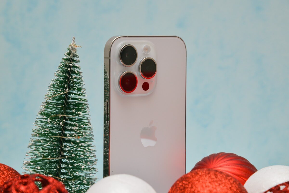 un iPhone au pied du sapin